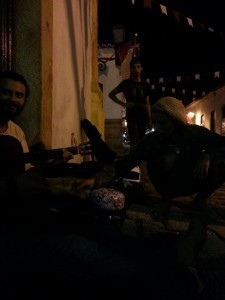 Hanging out with hang drum e artistas da rua no Paraty